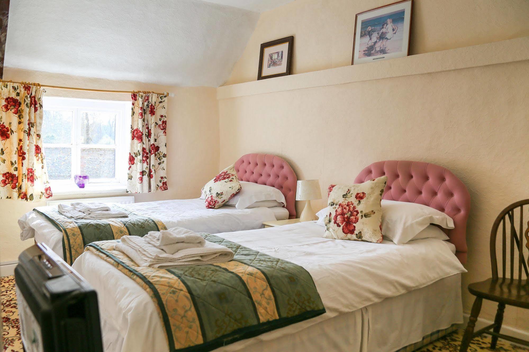 The Crown Inn Gayton  Bagian luar foto